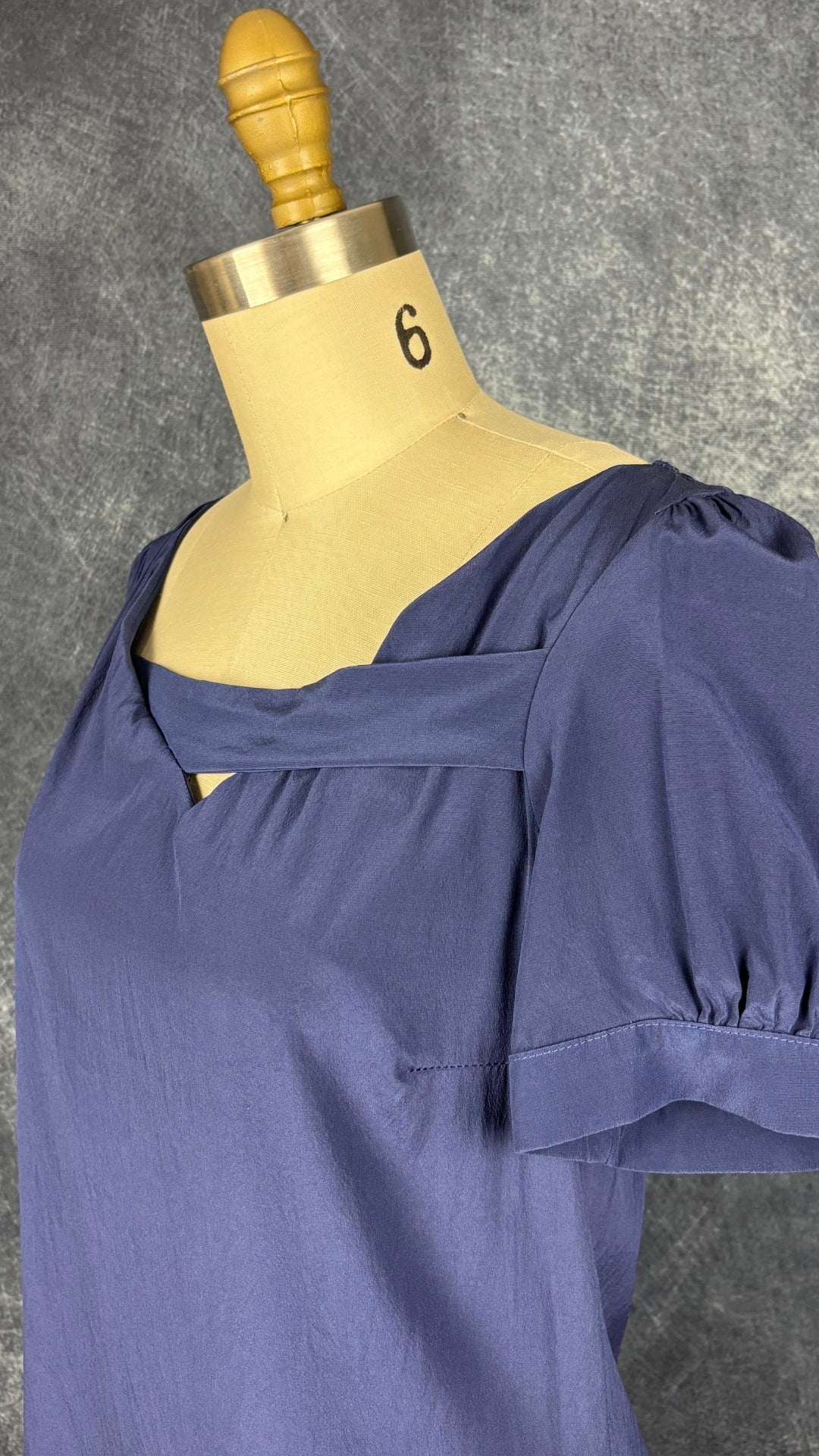 Robe marine en soie et dentelle Twin Set, taille medium qui peut faire small également. Vue de l'encolure.