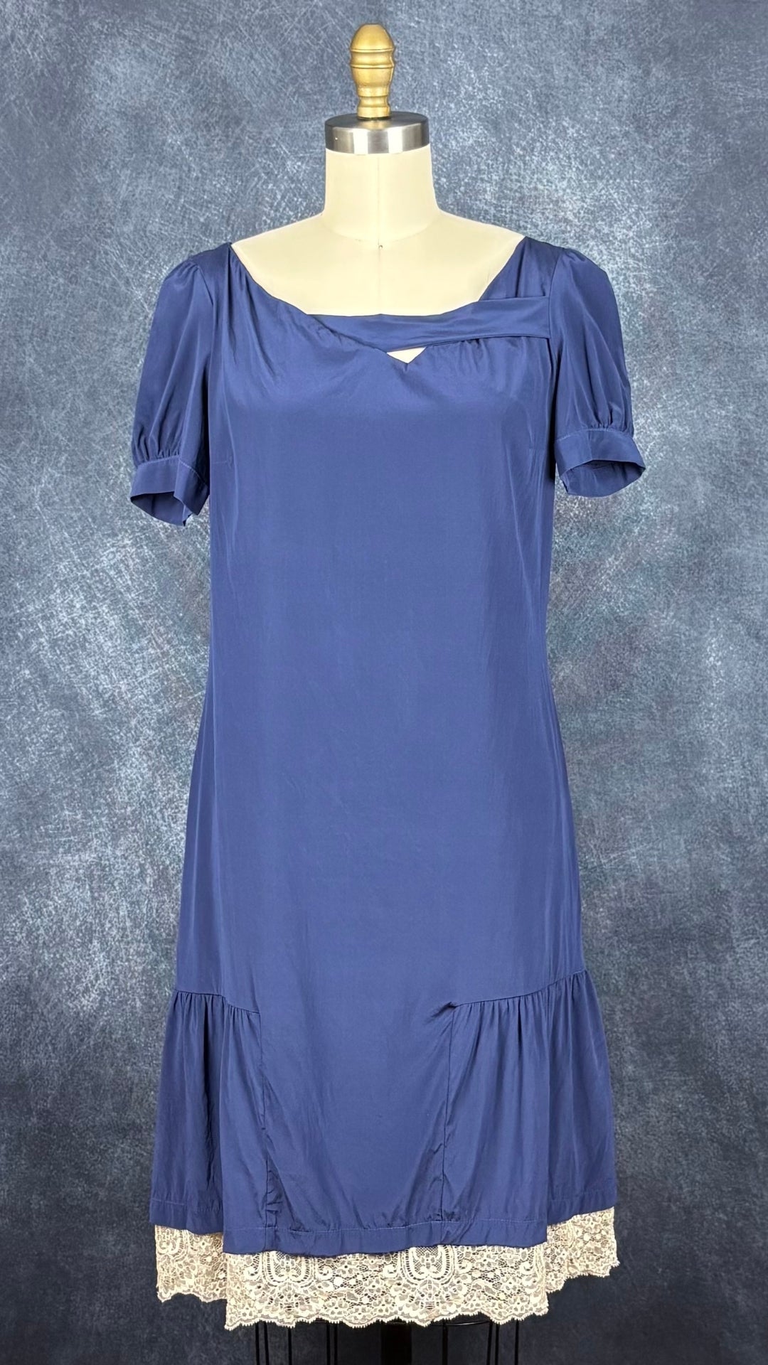 Robe marine en soie et dentelle Twin Set, taille medium qui peut faire small également. Vue de face.