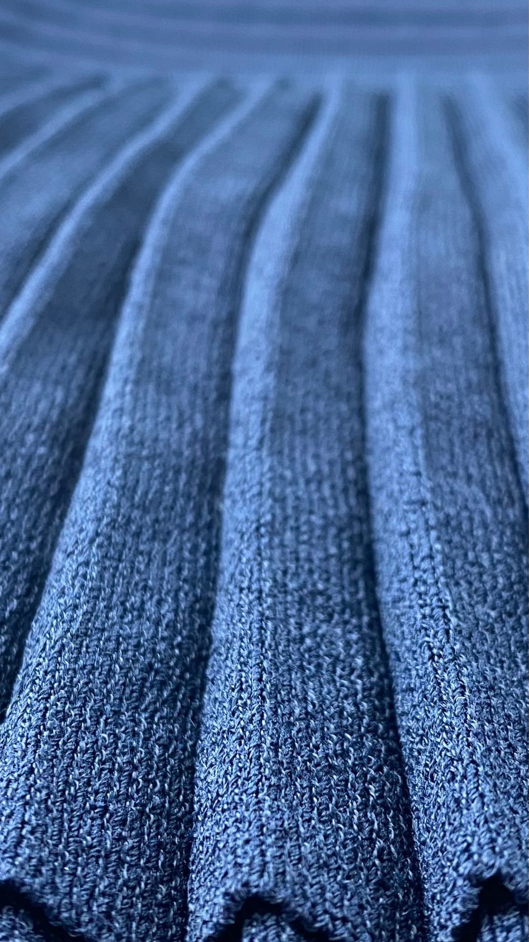 Robe marine en tricot à l'ourlet plissé Michael Kors, taille large. Vue du plissé.