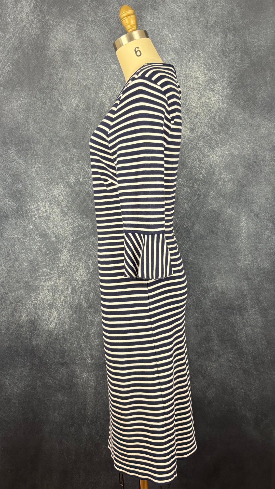 Robe marinière marine et blanc à manches évasées Olsen, taille small. Vue de côté.