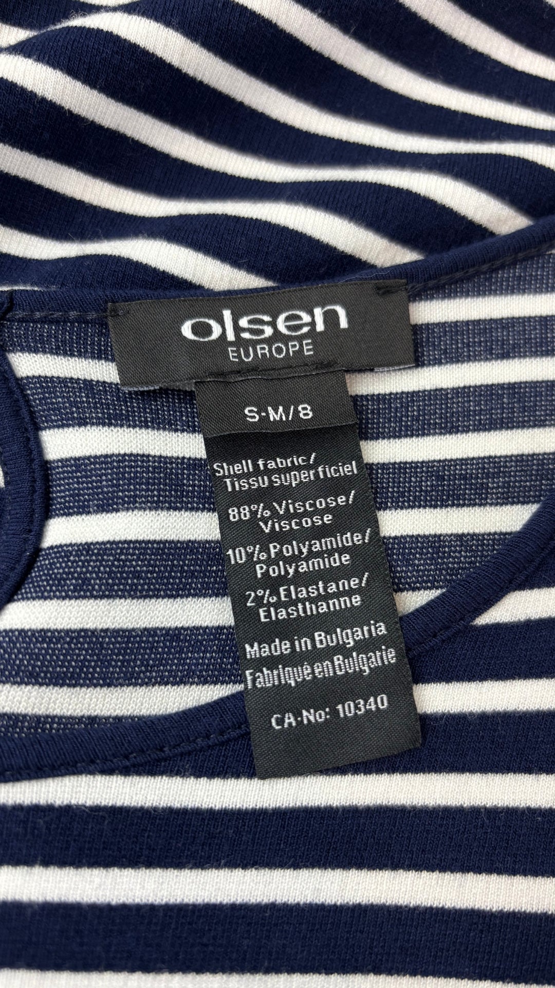 Robe marinière marine et blanc à manches évasées Olsen, taille small. Vue de l'étiquette.