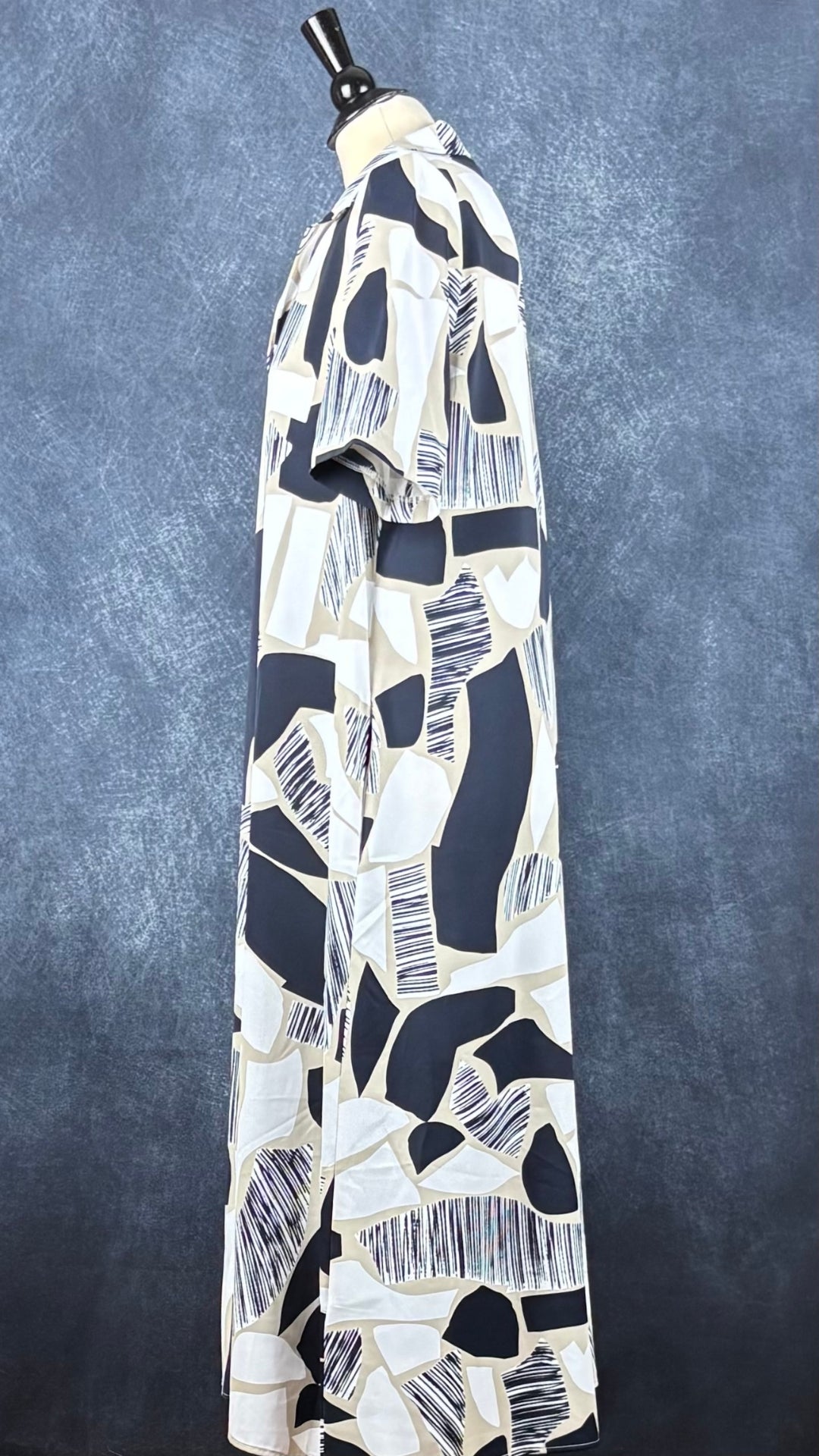 Robe fluide maxi à motifs géométriques avec poches Joseph Ribkoff, taille 12 (large). Vue de côté.