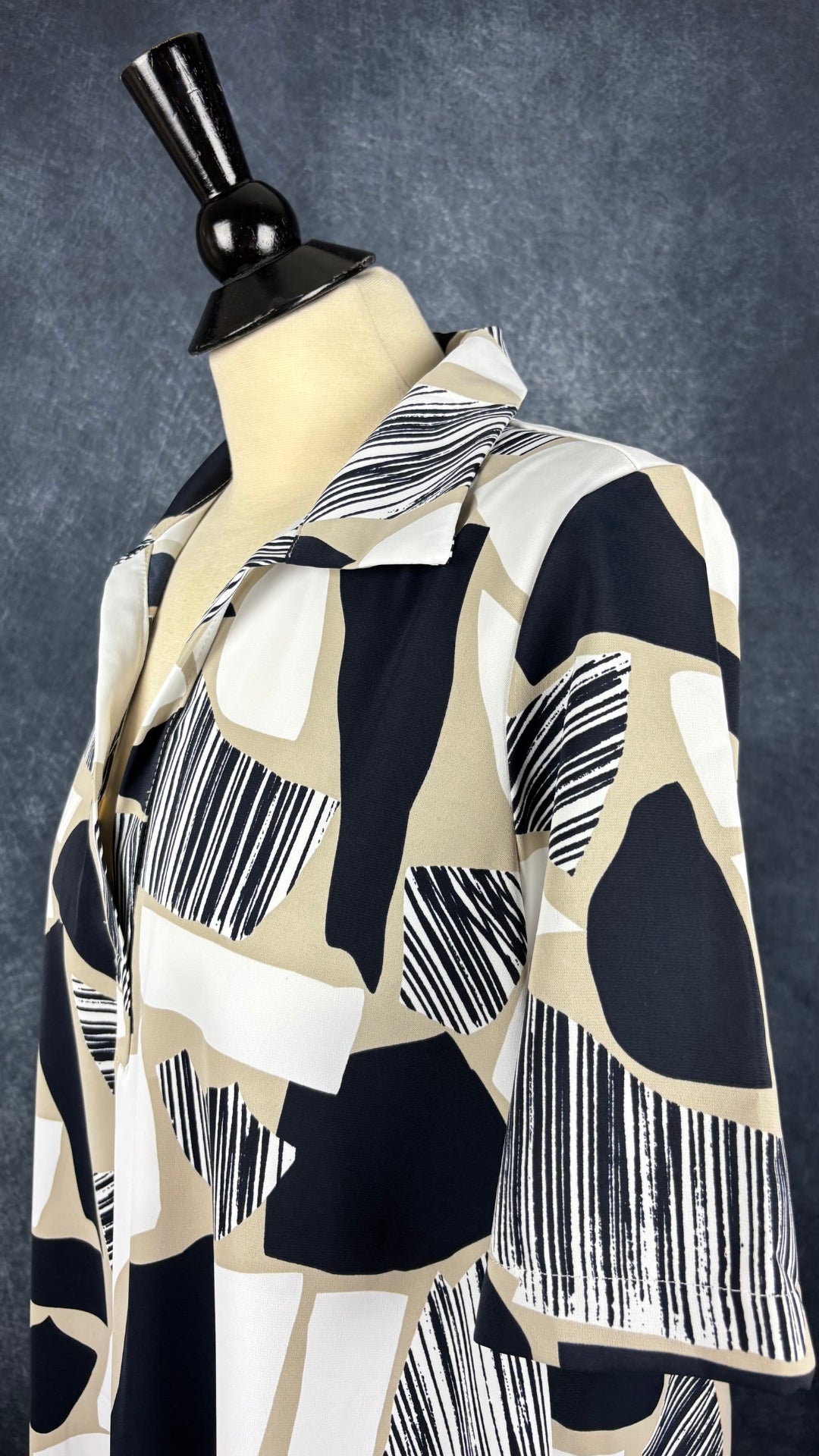 Robe fluide maxi à motifs géométriques avec poches Joseph Ribkoff, taille 12 (large). Vue de l'encolure.
