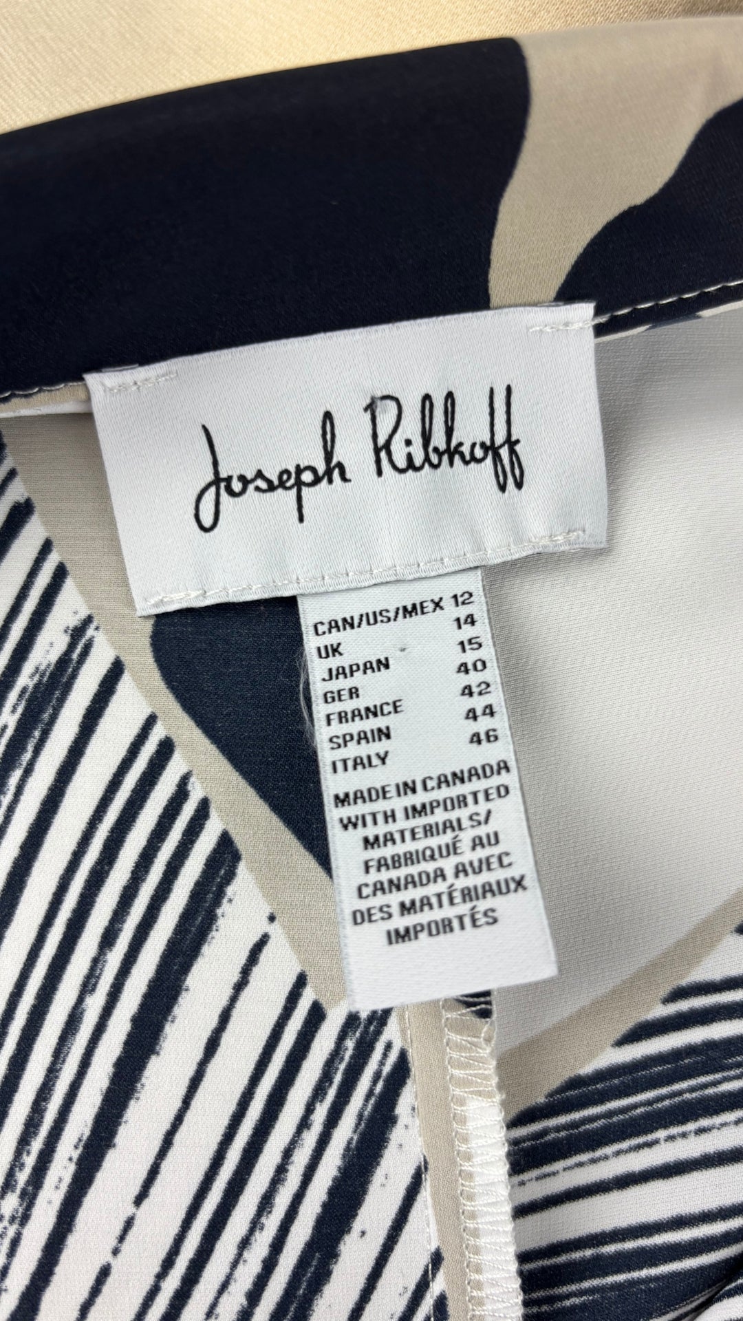 Robe fluide maxi à motifs géométriques avec poches Joseph Ribkoff, taille 12 (large). Vue de l'étiquette.