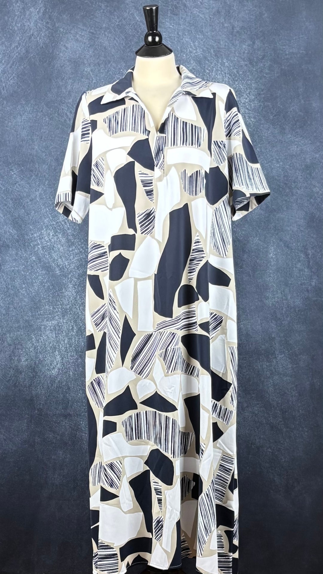 Robe fluide maxi à motifs géométriques avec poches Joseph Ribkoff, taille 12 (large). Vue de face.