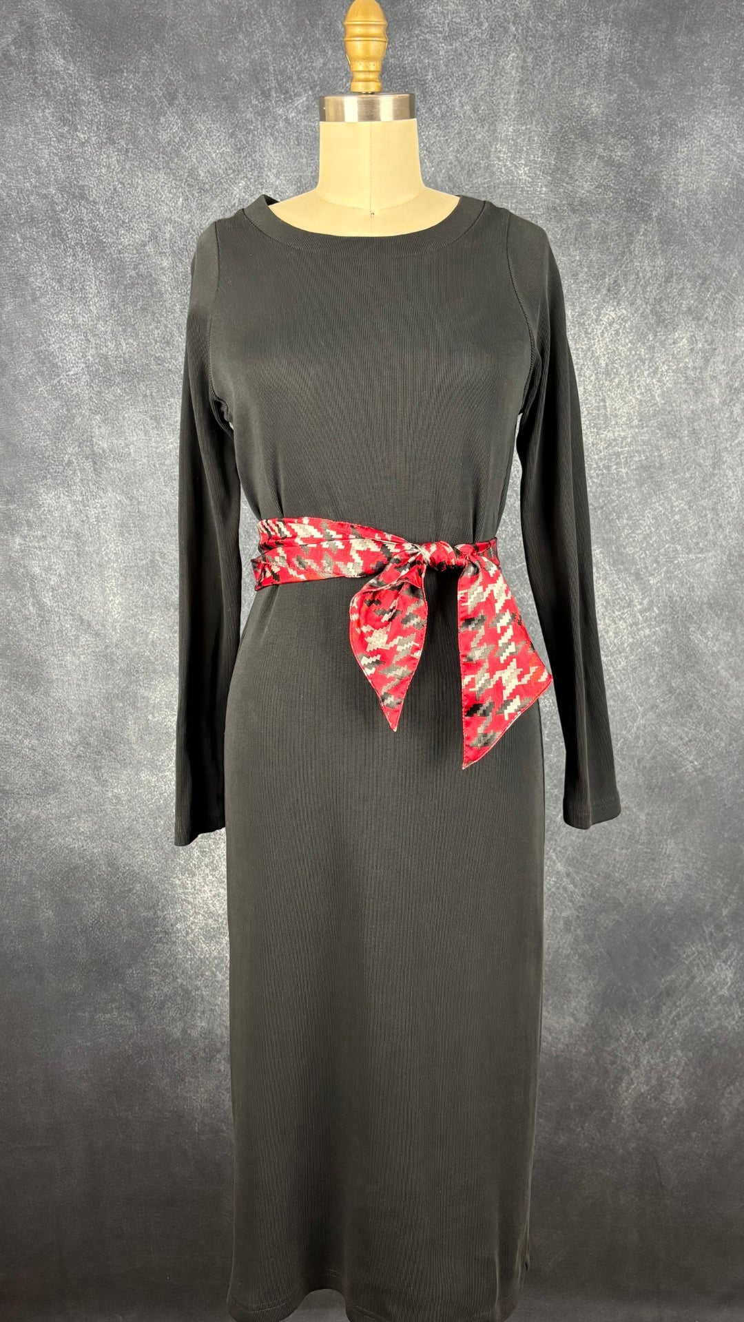 Robe midi finement côtelée bleu-noir Pillar, taille 4 (xs/s). Vue de l'agencement avec le foulard Mexx rouge, gris et noir.