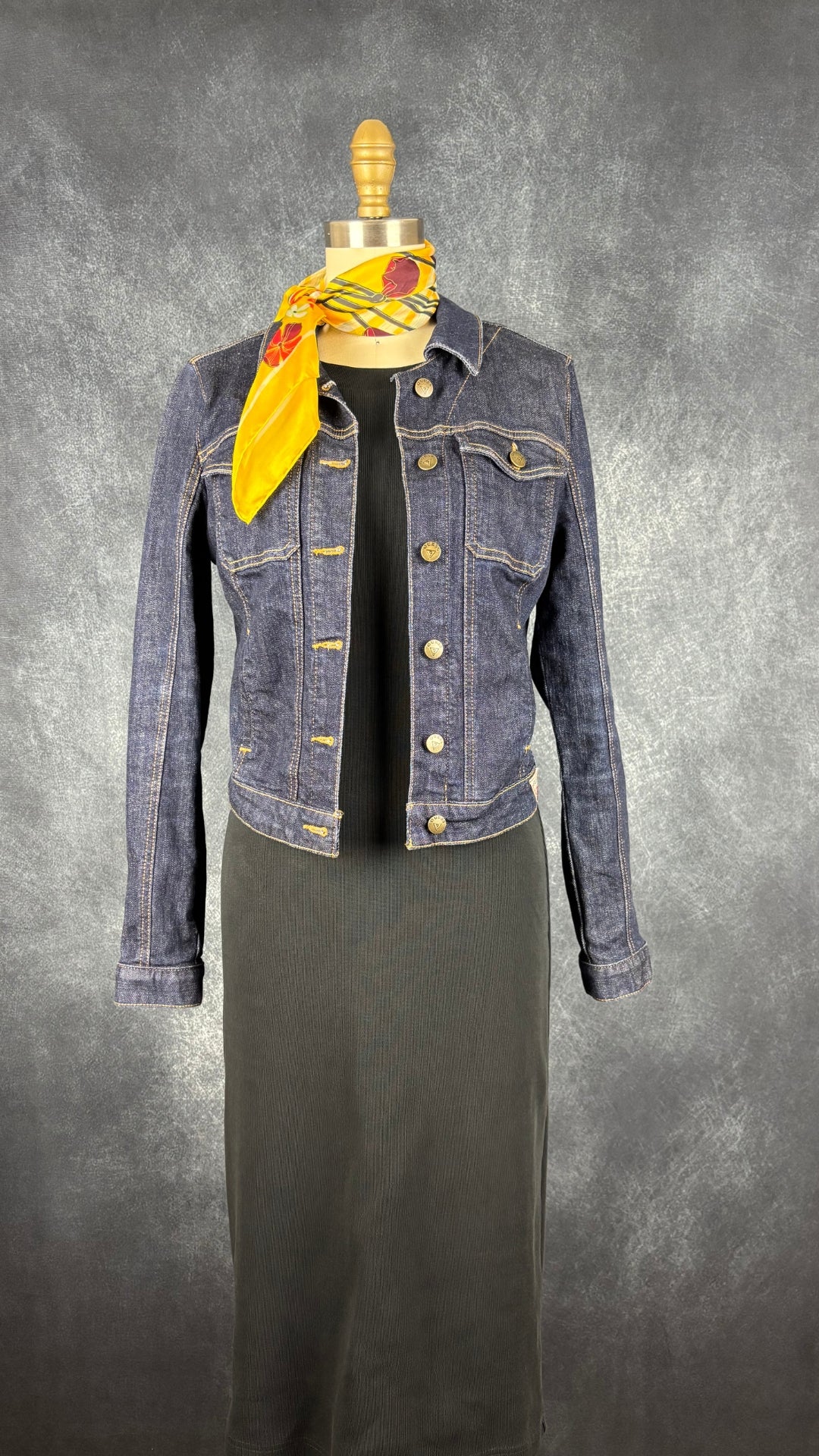 Robe midi finement côtelée bleu-noir Pillar, taille 4 (xs/s). Vue de l'agencement avec la veste en jeans Guess et le foulard jaune en soie florale.