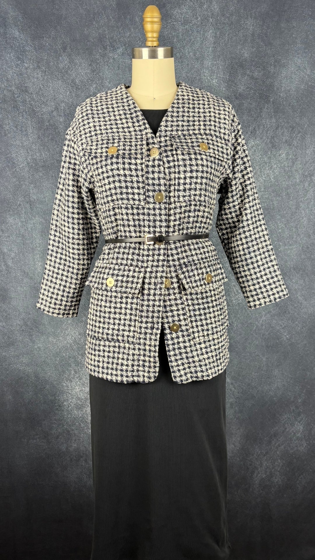 Robe midi finement côtelée bleu-noir Pillar, taille 4 (xs/s). Vue de l'agencement avec la veste longue en tweed pied-de-poule Tristan.