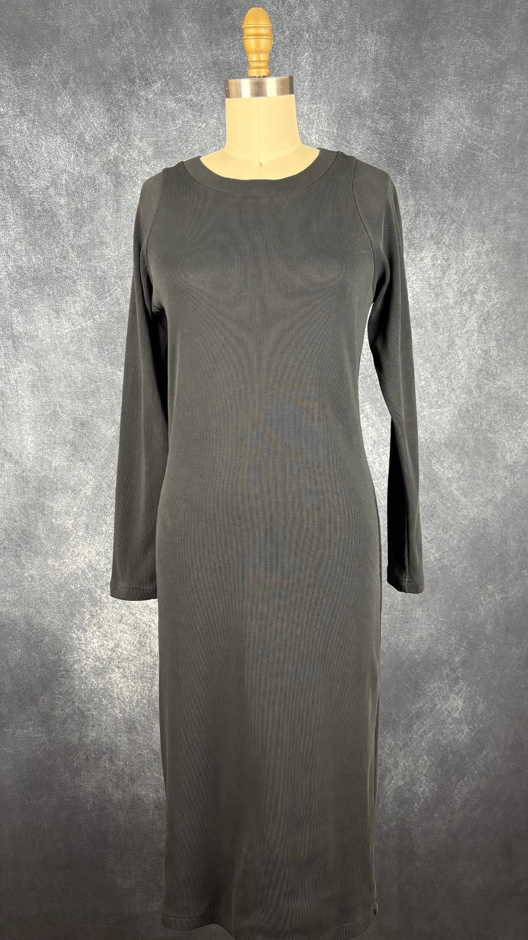 Robe midi finement côtelée bleu-noir Pillar, taille 4 (xs/s). Vue de face.