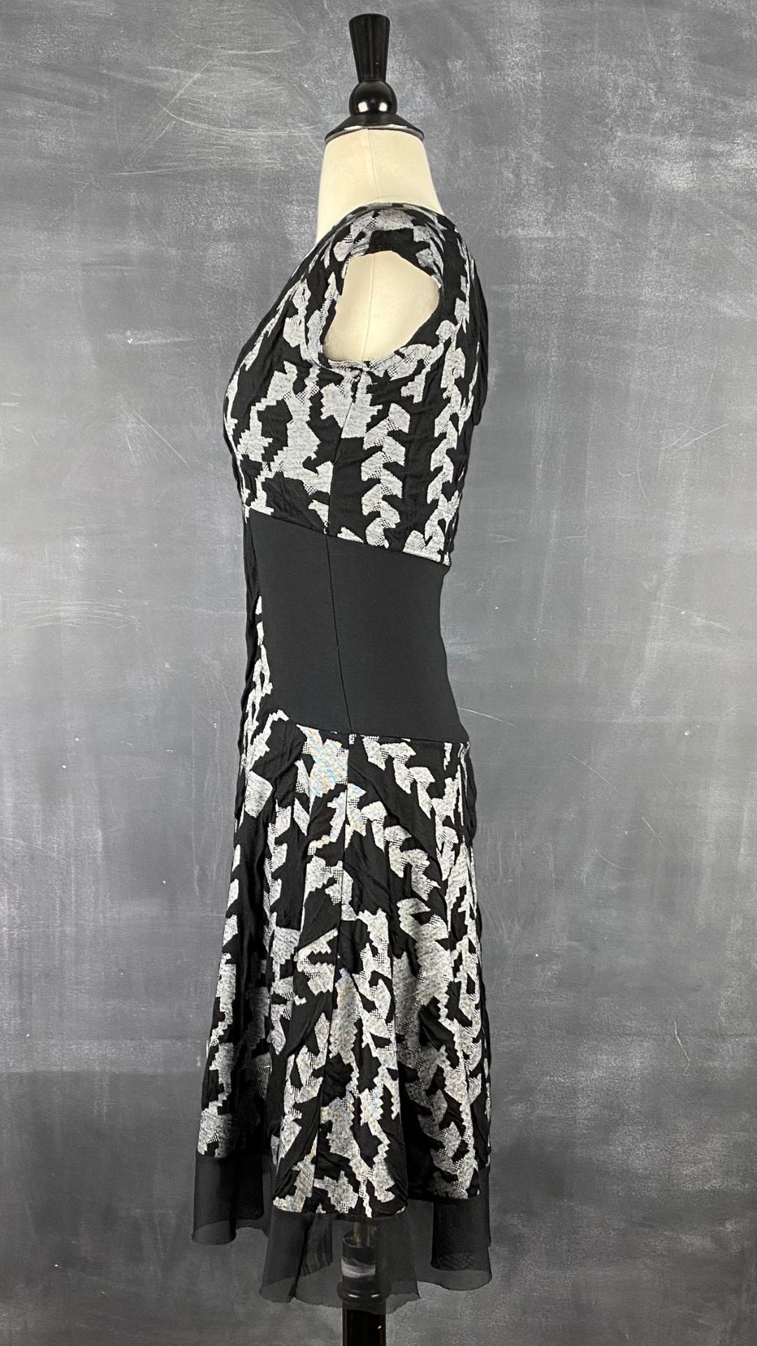 Robe motif noir et gris jupe ample Dinh Bà, taille xs. Vue de côté.