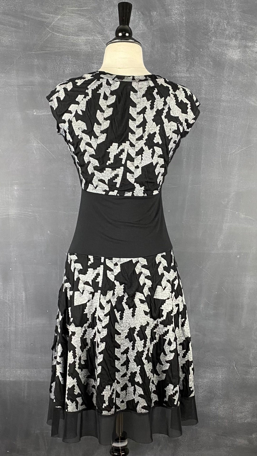 Robe motif noir et gris jupe ample Dinh Bà, taille xs. Vue de dos.