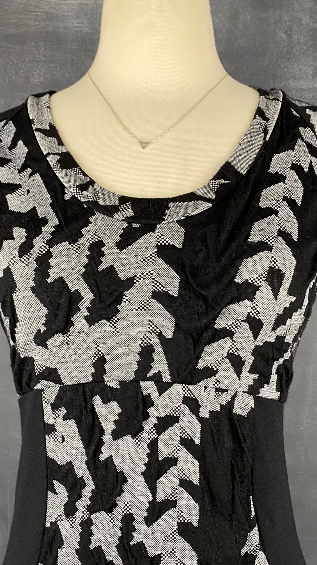 Robe motif noir et gris jupe ample Dinh Bà, taille xs. Vue de l'encolure de face.