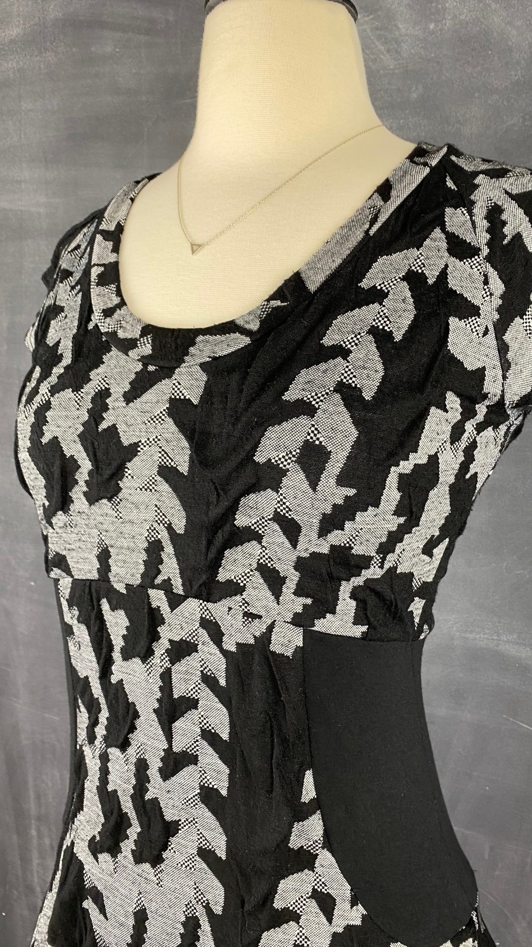 Robe motif noir et gris jupe ample Dinh Bà, taille xs. Vue de l'encolure.