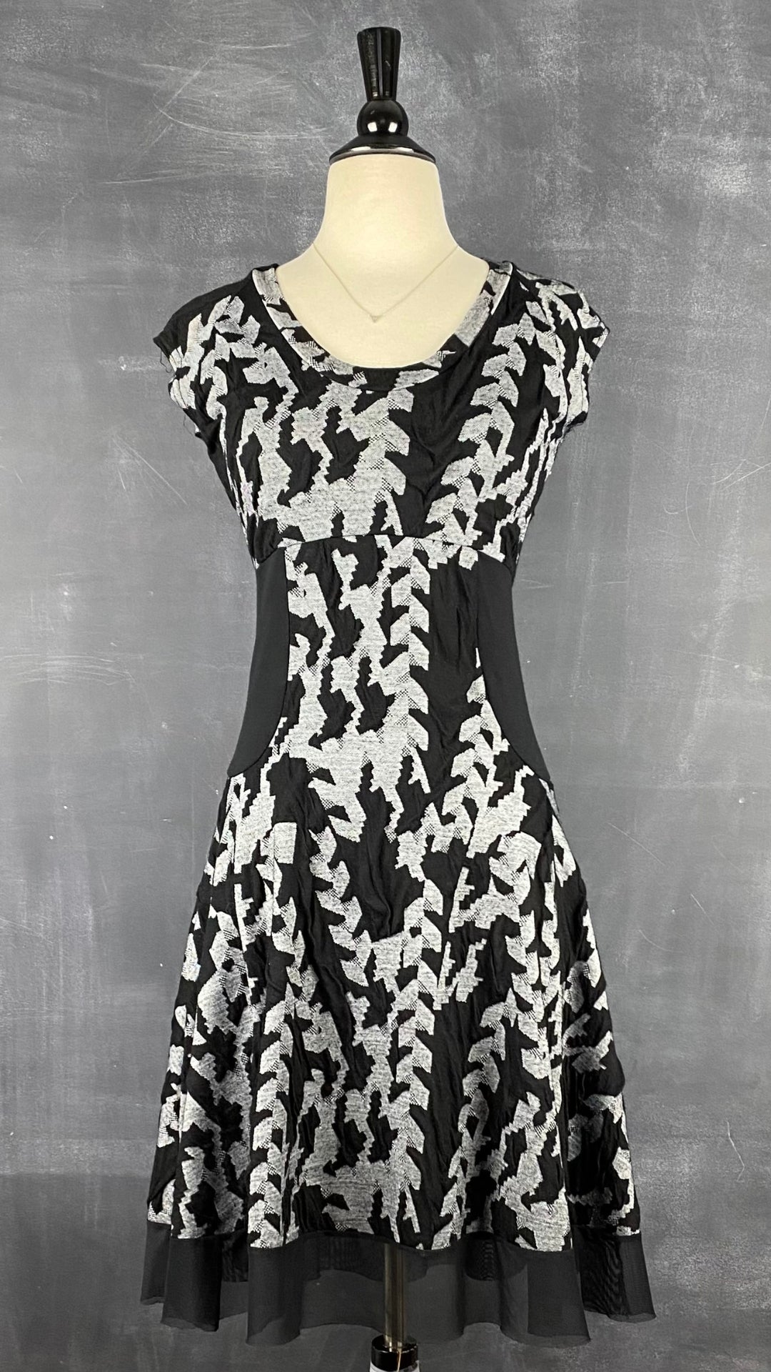 Robe motif noir et gris jupe ample Dinh Bà, taille xs. Vue de face.