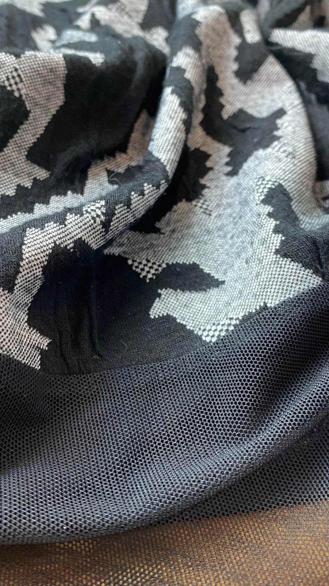 Robe motif noir et gris jupe ample Dinh Bà, taille xs. Vue de près du tissu.