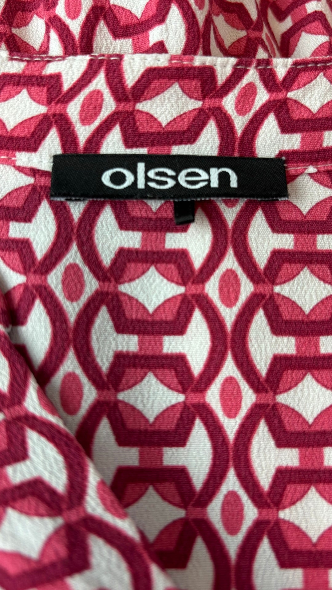 Robe à jolis motifs et ourlet volanté Olsen, taille large. Vue de l'étiquette.