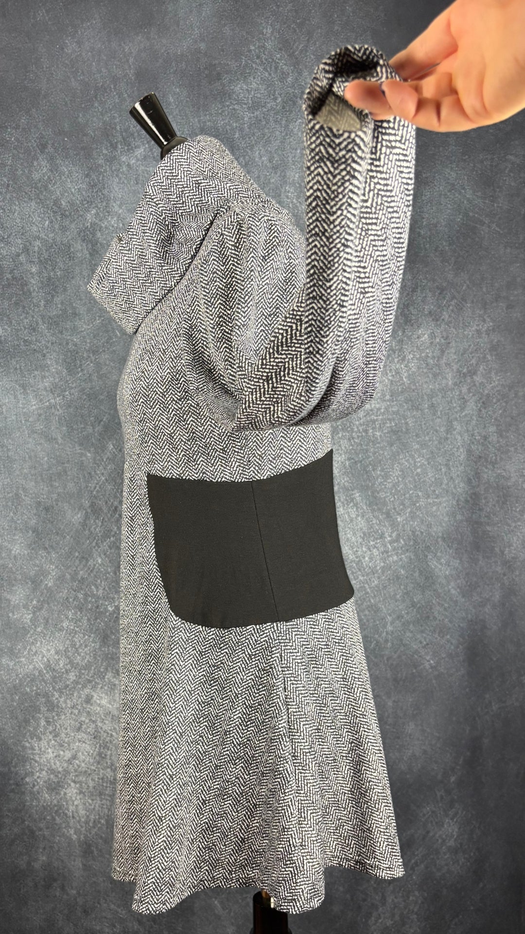 Robe à motifs abstraits et col baveux Dinh Bá, taille xl (l). Vue de côté, manche relevée.