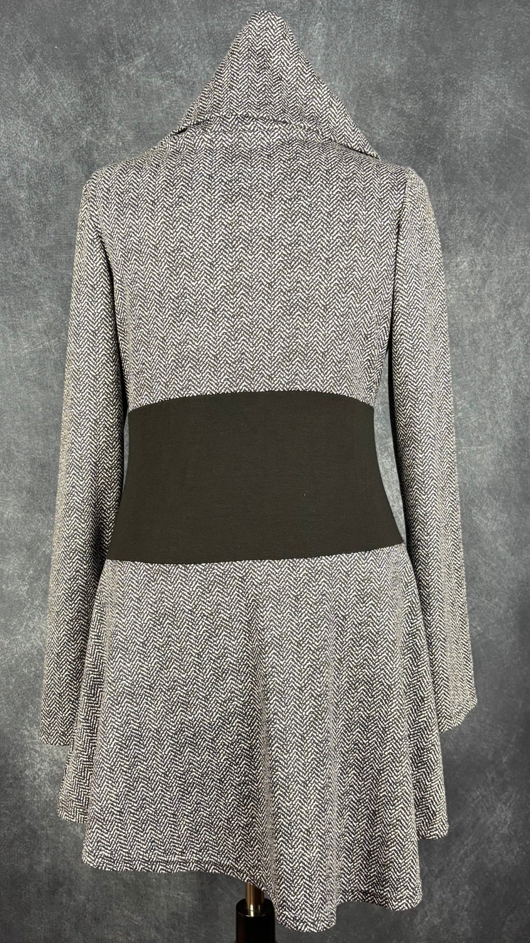 Robe à motifs abstraits et col baveux Dinh Bá, taille xl (l). Vue de dos.