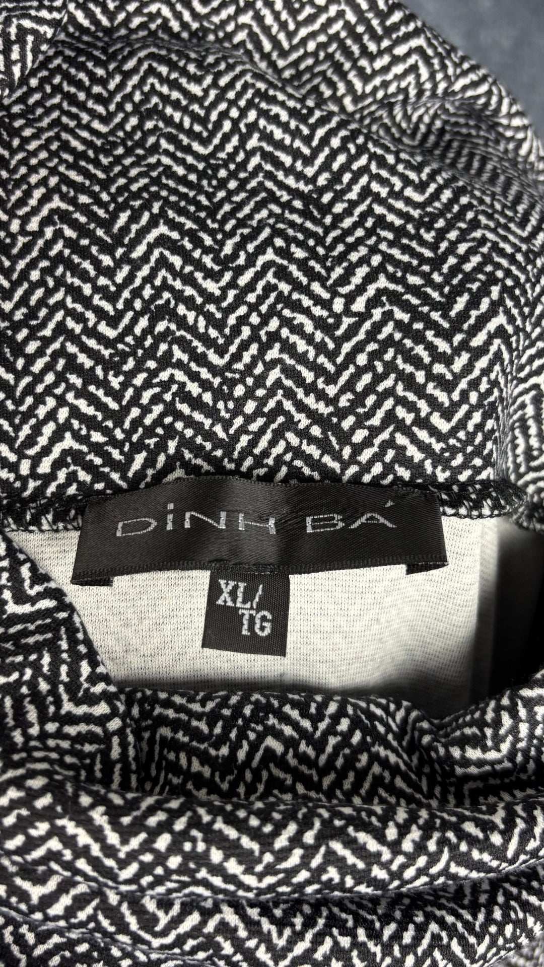 Robe à motifs abstraits et col baveux Dinh Bá, taille xl (l). Vue de l'étiquette.