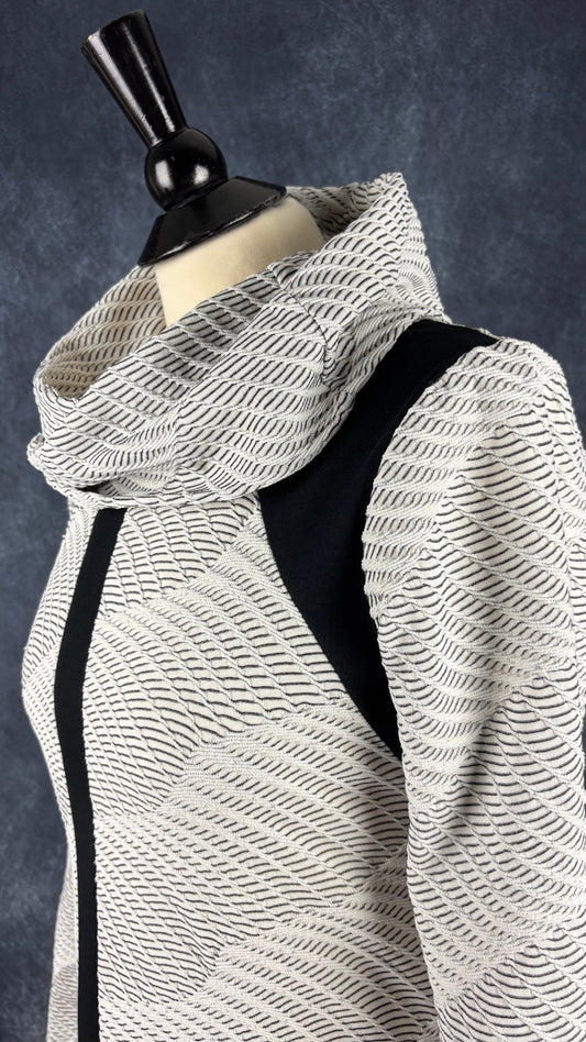 Robe à motifs abstraits et col baveux Dinh Ba taille large (plus medium). Vue de l'encolure.
