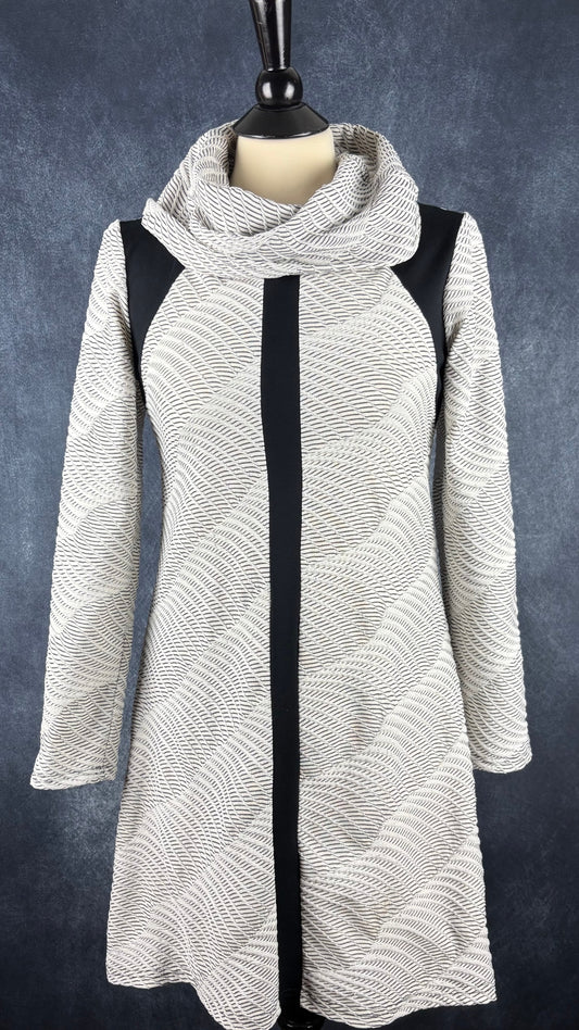Robe à motifs abstraits et col baveux Dinh Ba taille large (plus medium). Vue de face.
