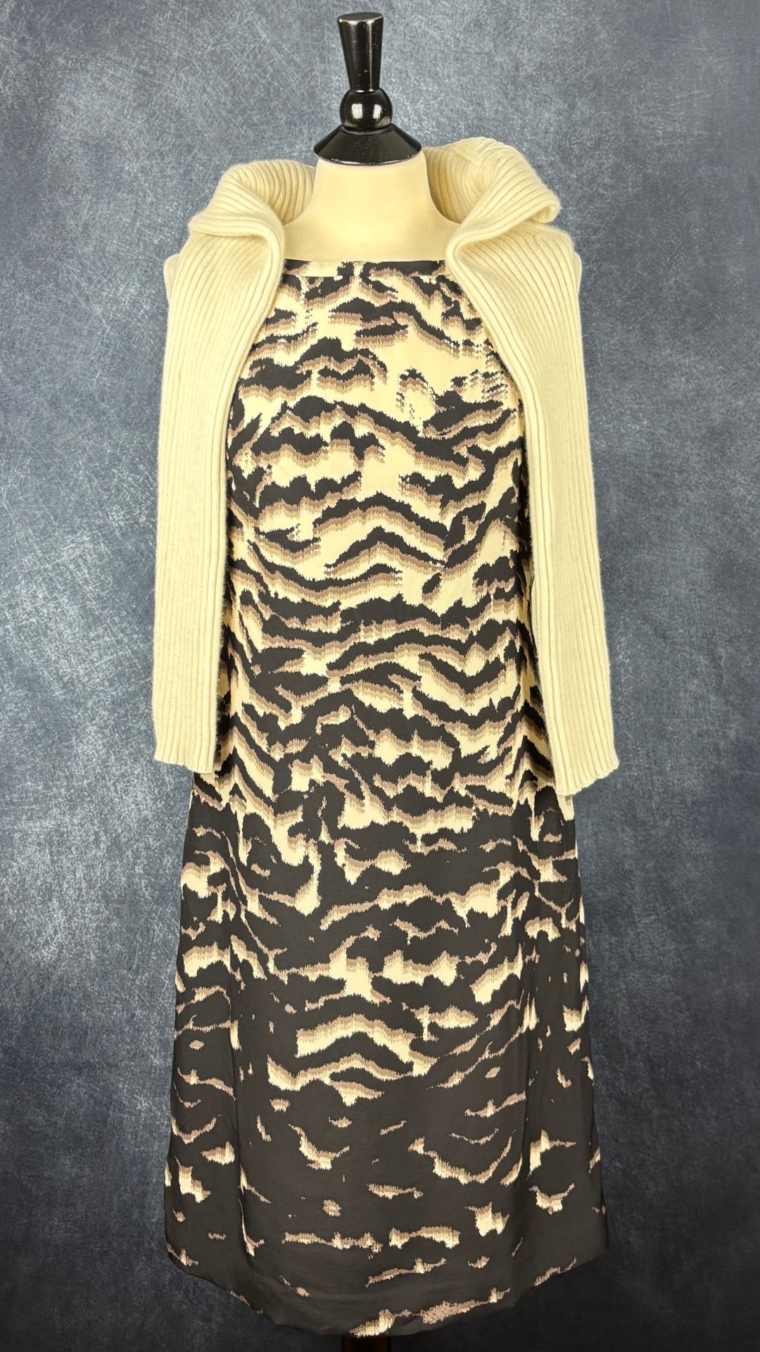 Robe à motifs abstraits en soie et laine Banana Republic, taille 8. Vue de l'agencement avec le chandail en tricot crème en cachemire.