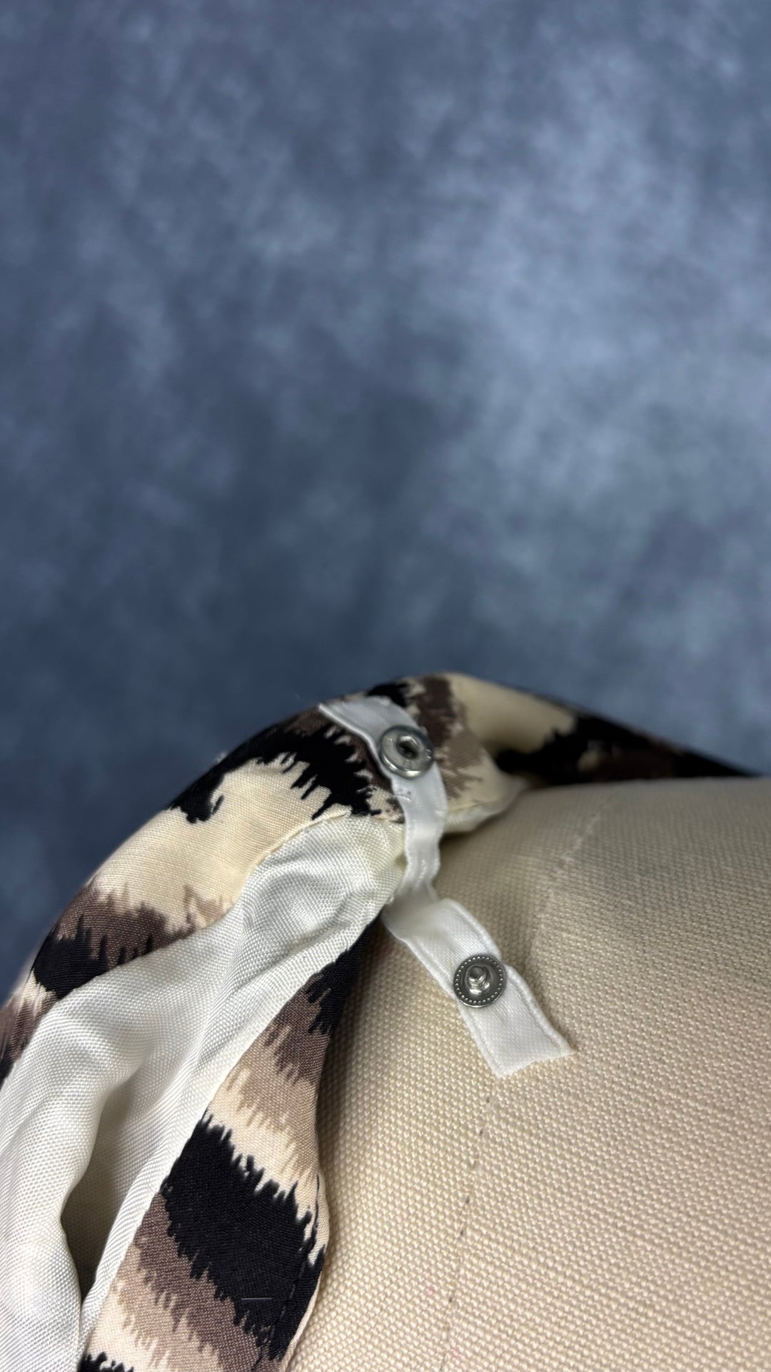 Robe à motifs abstraits en soie et laine Banana Republic, taille 8. Vue de près du bouton pression à l'épaule pour maintenir la bretelle de soutien-gorge en place.