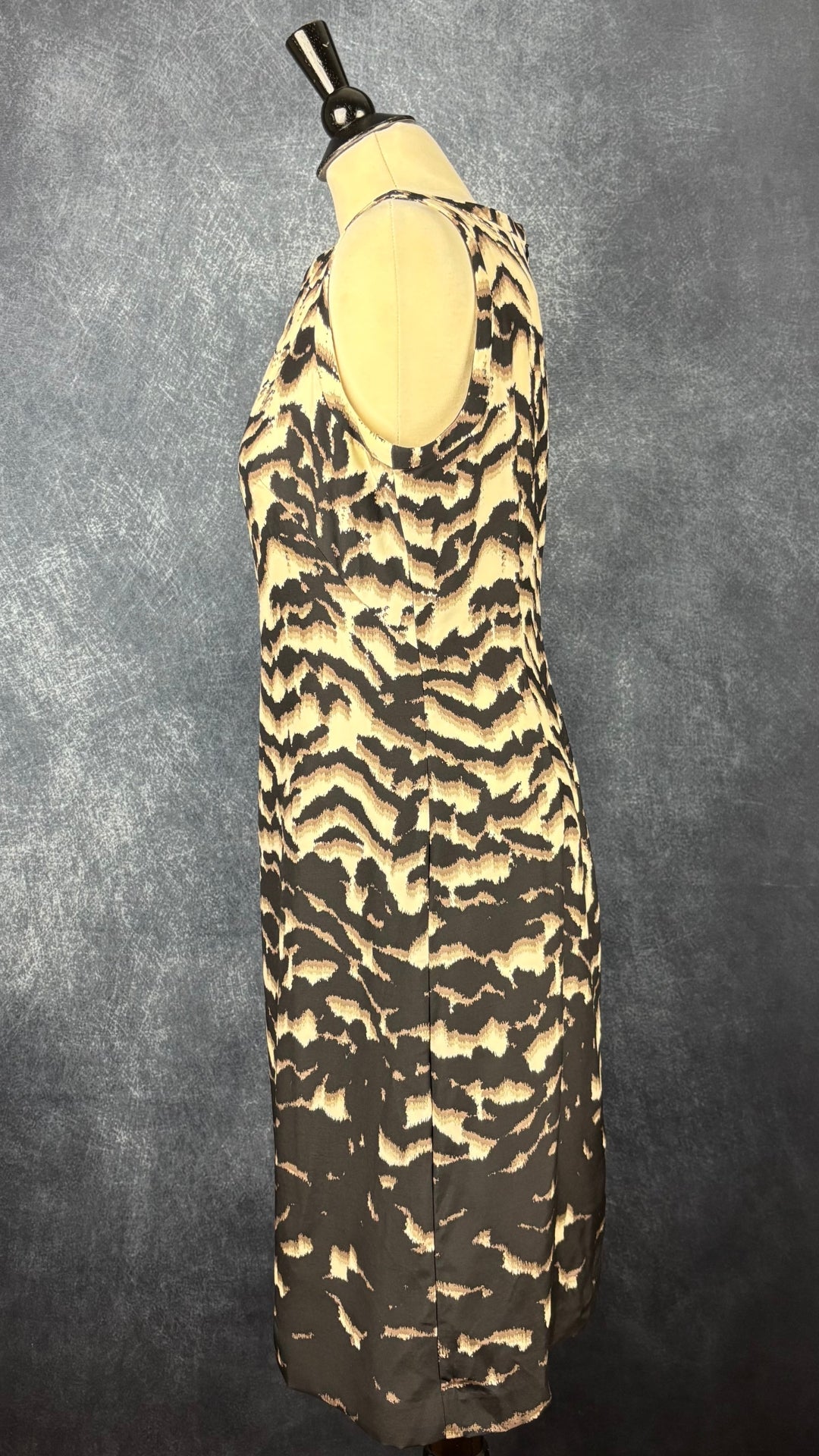 Robe à motifs abstraits en soie et laine Banana Republic, taille 8. Vue de côté.