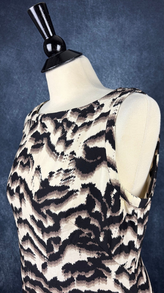Robe à motifs abstraits en soie et laine Banana Republic, taille 8. Vue de l'encolure.
