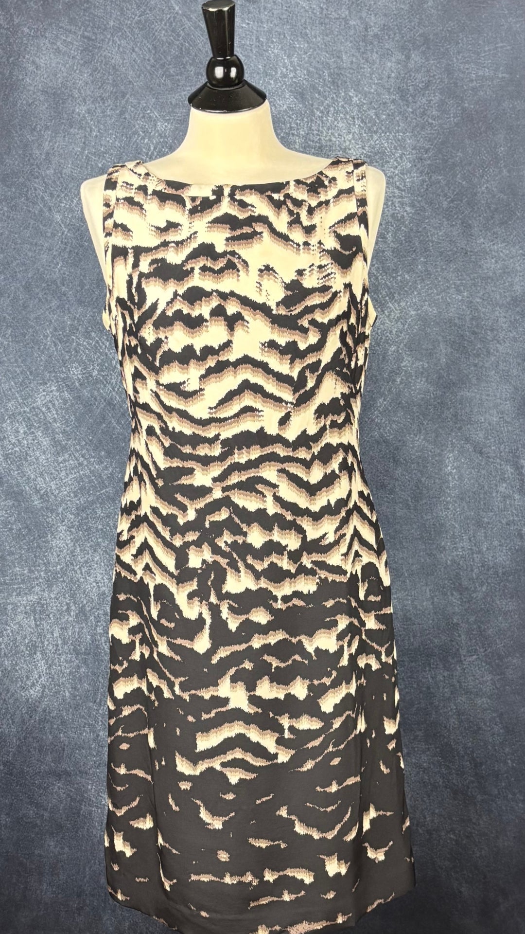 Robe à motifs abstraits en soie et laine Banana Republic, taille 8. Vue de face.