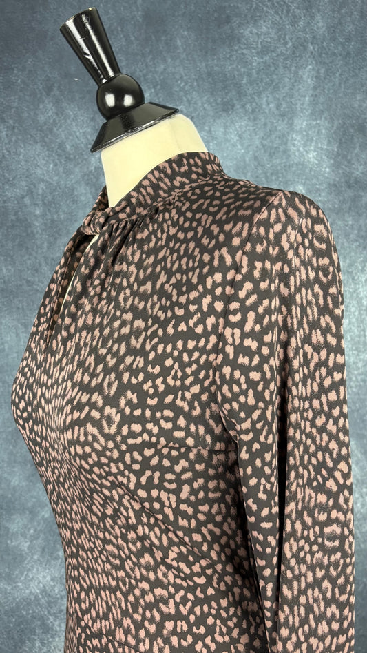 Robe à motifs animaliers discrets Michael Kors, taille medium. Vue de l'encolure.