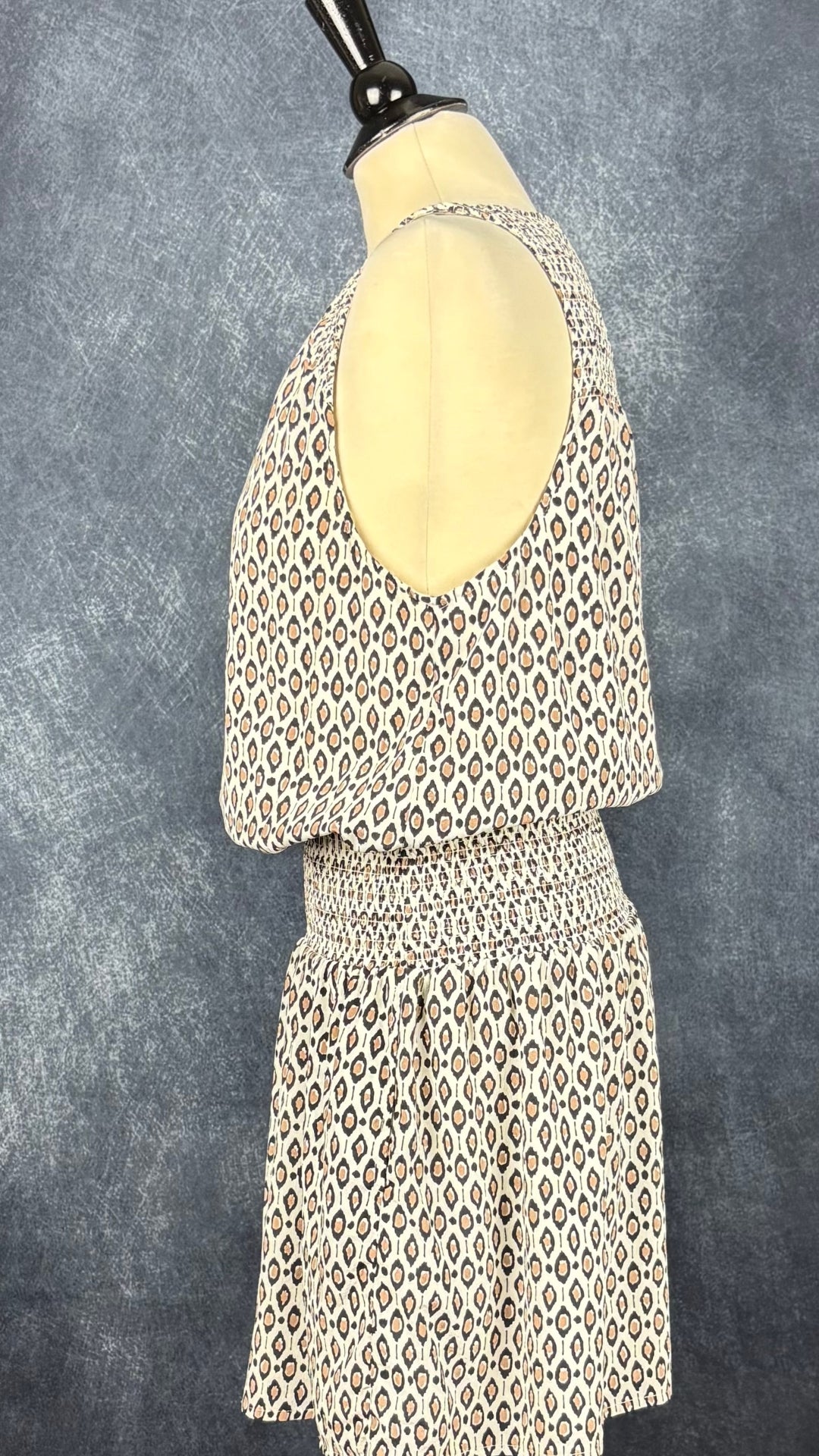 Robe en soie à petits motifs et taille large élastique, Joie, taille large. Vue de côté.