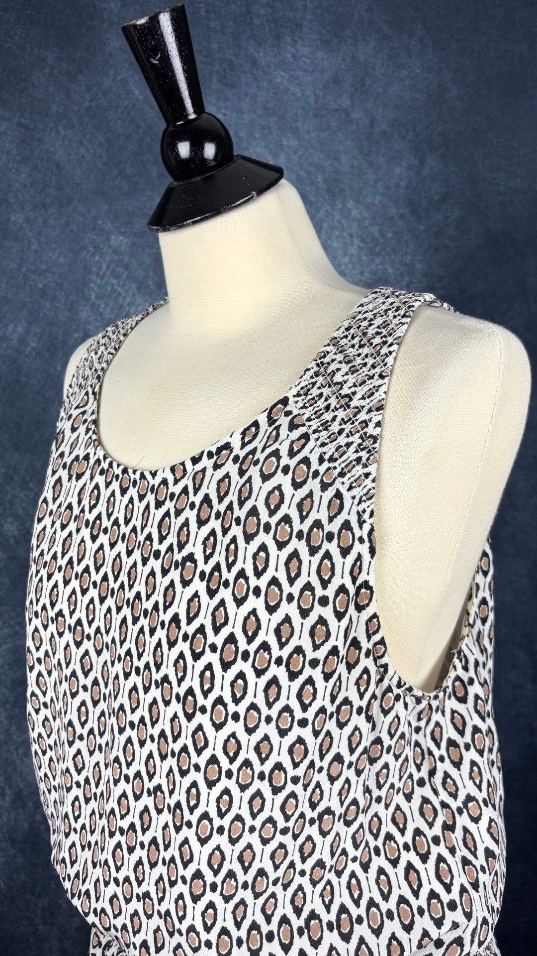 Robe en soie à petits motifs et taille large élastique, Joie, taille large. Vue de l'encolure.