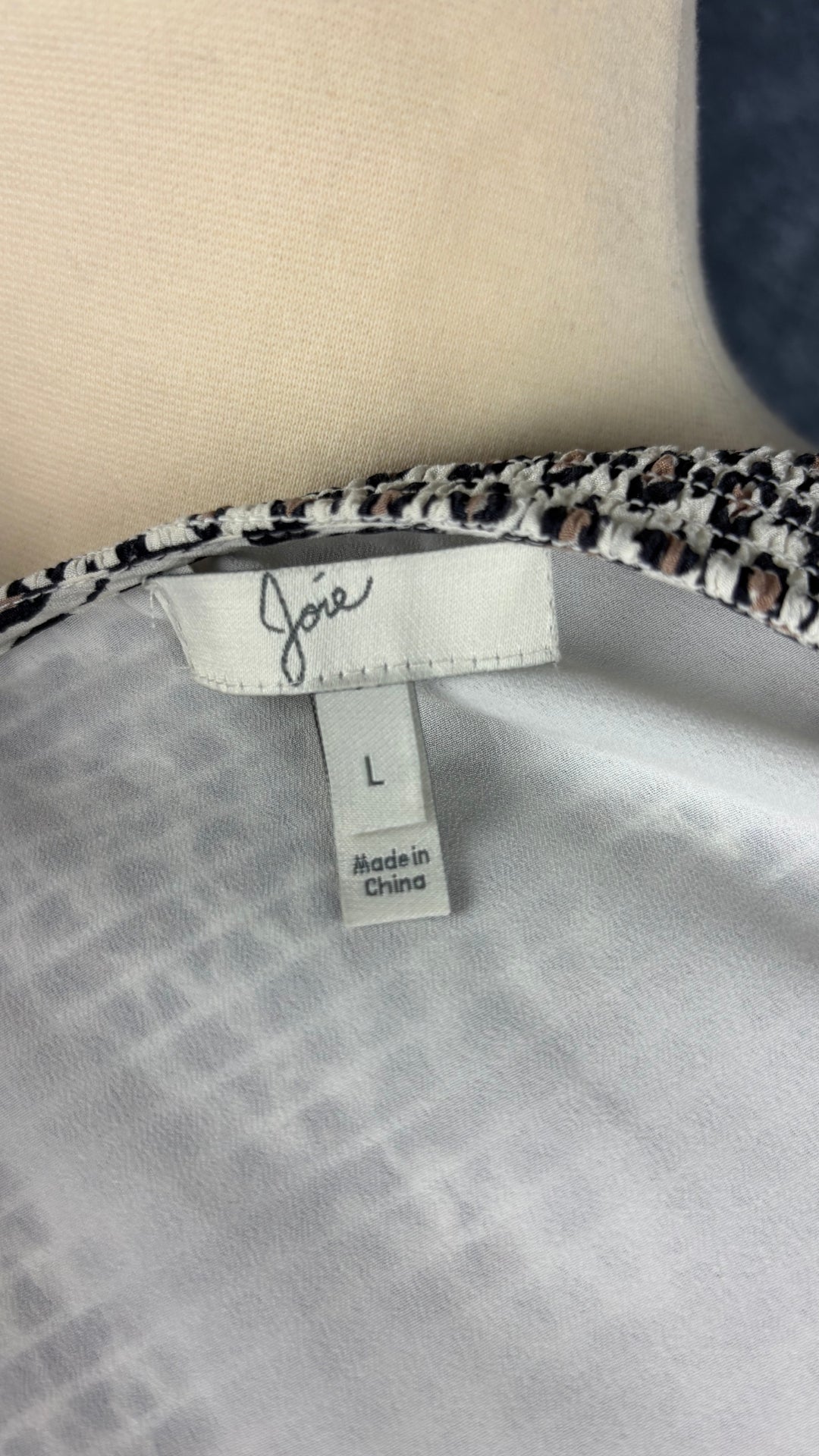 Robe en soie à petits motifs et taille large élastique, Joie, taille large. Vue de l'étiquette.