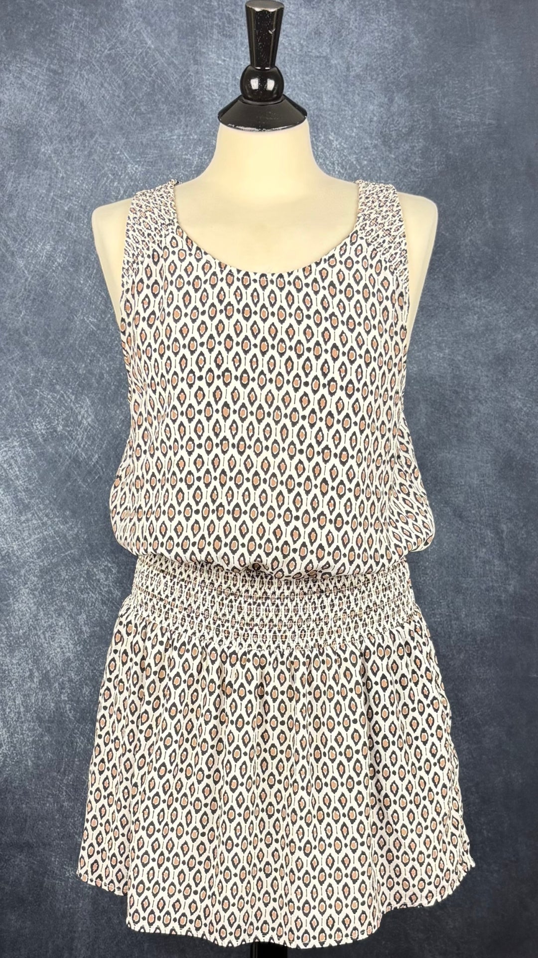 Robe en soie à petits motifs et taille large élastique, Joie, taille large. Vue de face.