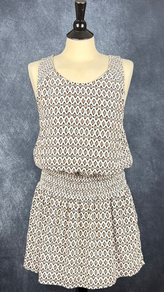 Robe en soie à petits motifs et taille large élastique, Joie, taille large. Vue de face.