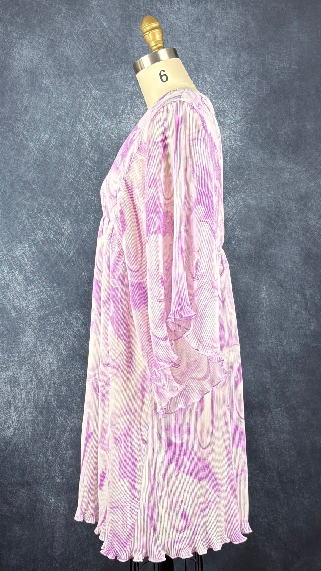 Robe à motifs de tourbillons lilas et mauve, finement plissée Ganni, taille s/m. Vue de côté.