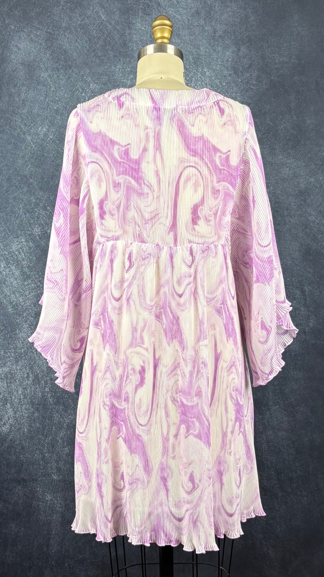 Robe à motifs de tourbillons lilas et mauve, finement plissée Ganni, taille s/m. Vue de dos.