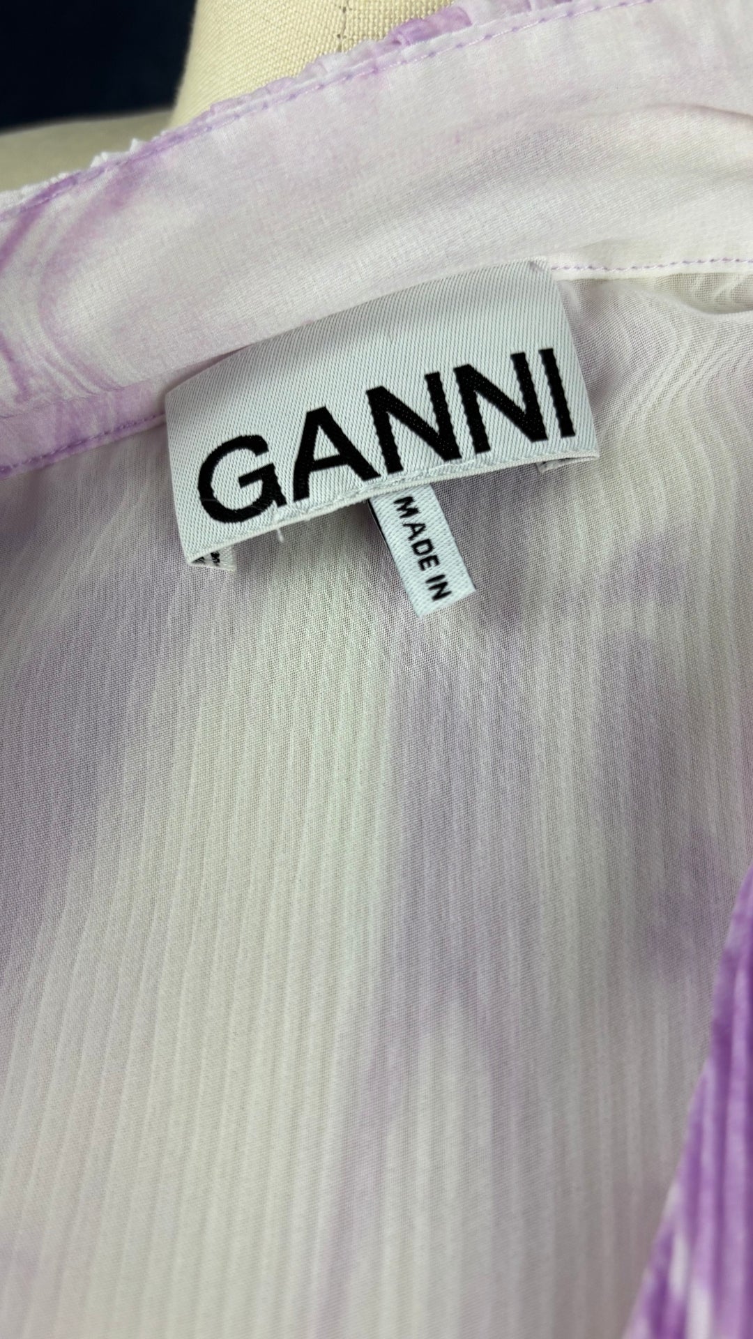 Robe à motifs de tourbillons lilas et mauve, finement plissée Ganni, taille s/m. Vue de l'étiquette.