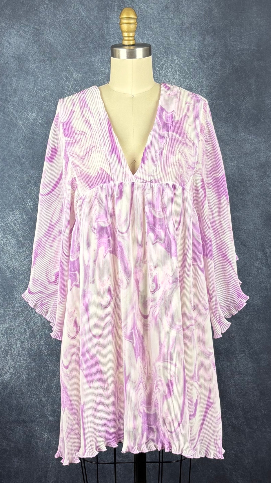 Robe à motifs de tourbillons lilas et mauve, finement plissée Ganni, taille s/m. Vue de face.