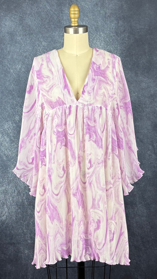 Robe à motifs de tourbillons lilas et mauve, finement plissée Ganni, taille s/m. Vue de face.