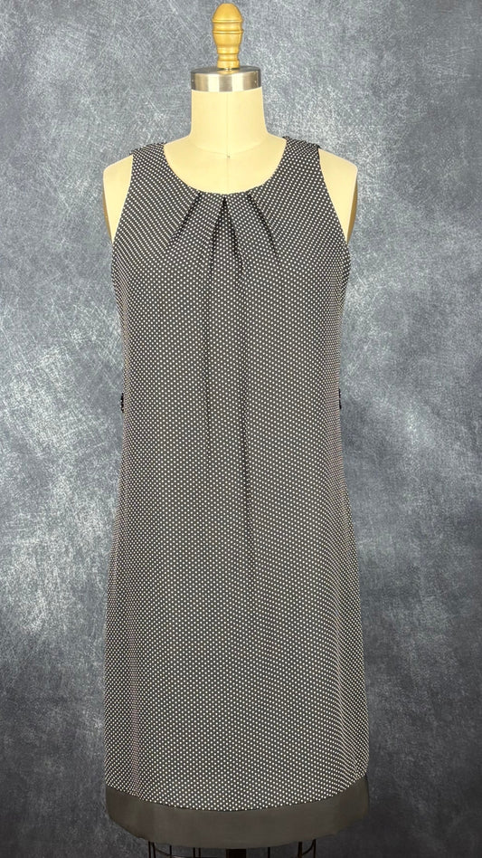 Robe noire à pois et joli plissé à l'encolure Simons, importation d'Italie, taille xs. Vue de face.