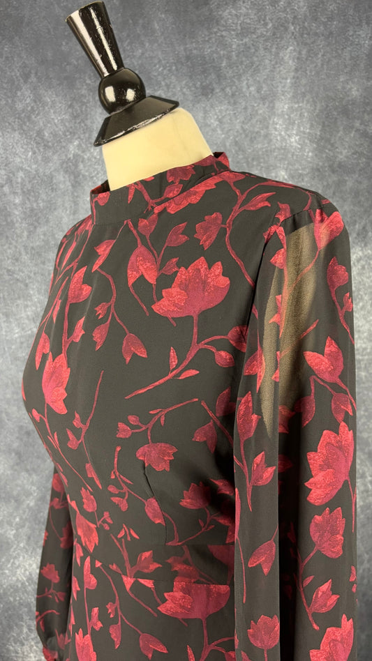 Robe noire et bordeaux florale à manches translucides Apricot, taille large. Vue de l'encolure.