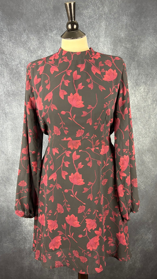 Robe noire et bordeaux florale à manches translucides Apricot, taille large. Vue de face.