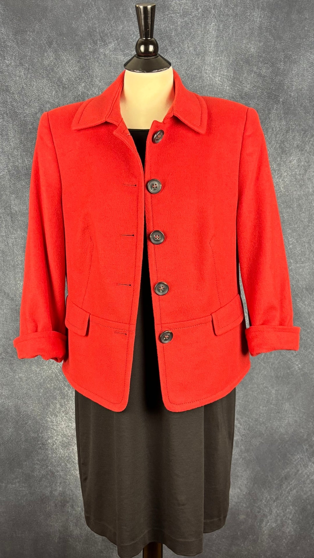 Robe noire classique à fermeture à glissière dorée au dos Banana Republic, taille 14. Vue de l'agencement avec la veste en laine orangée Gerry Weber.