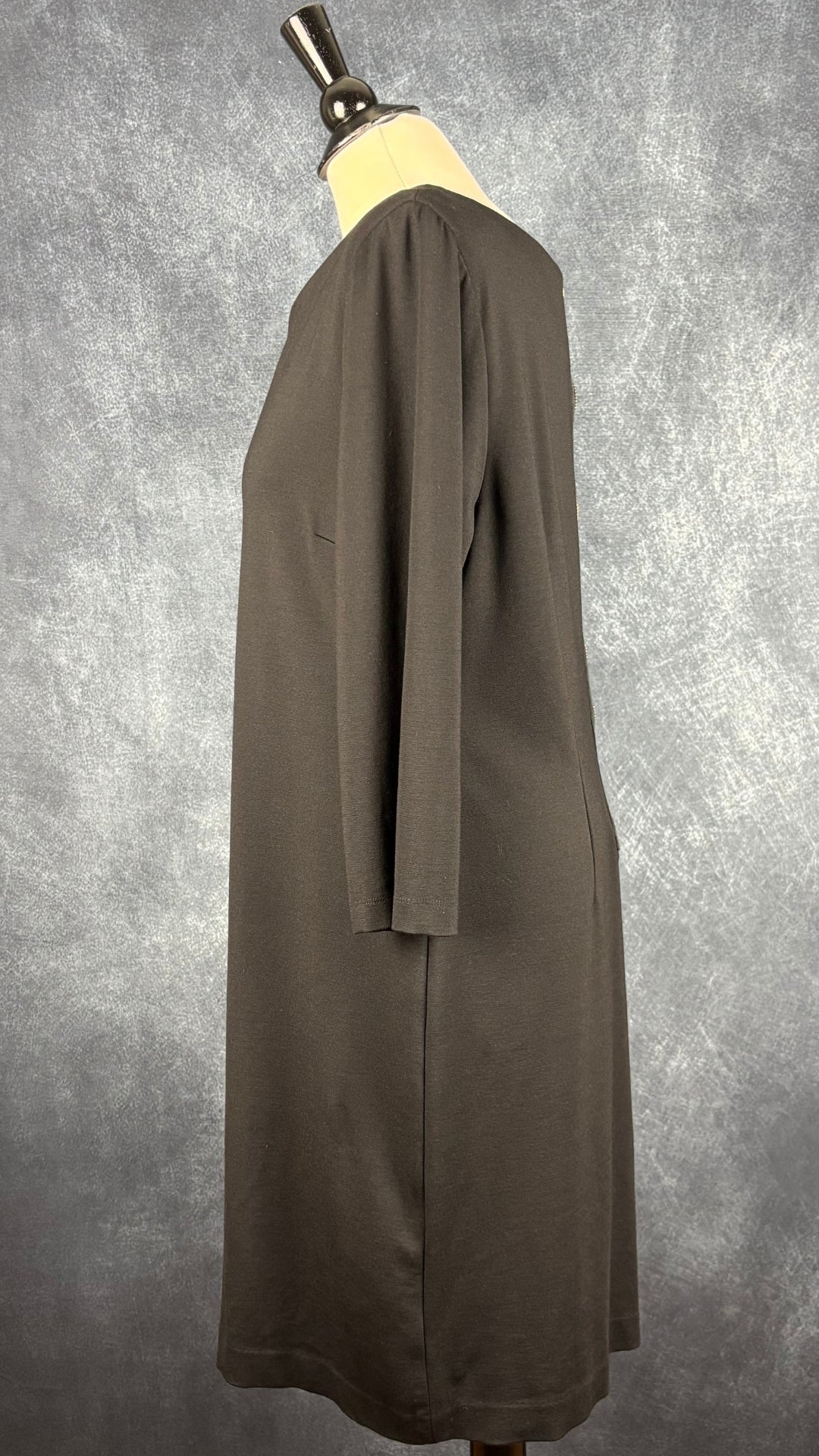Robe noire classique à fermeture à glissière dorée au dos Banana Republic, taille 14. Vue de côté.