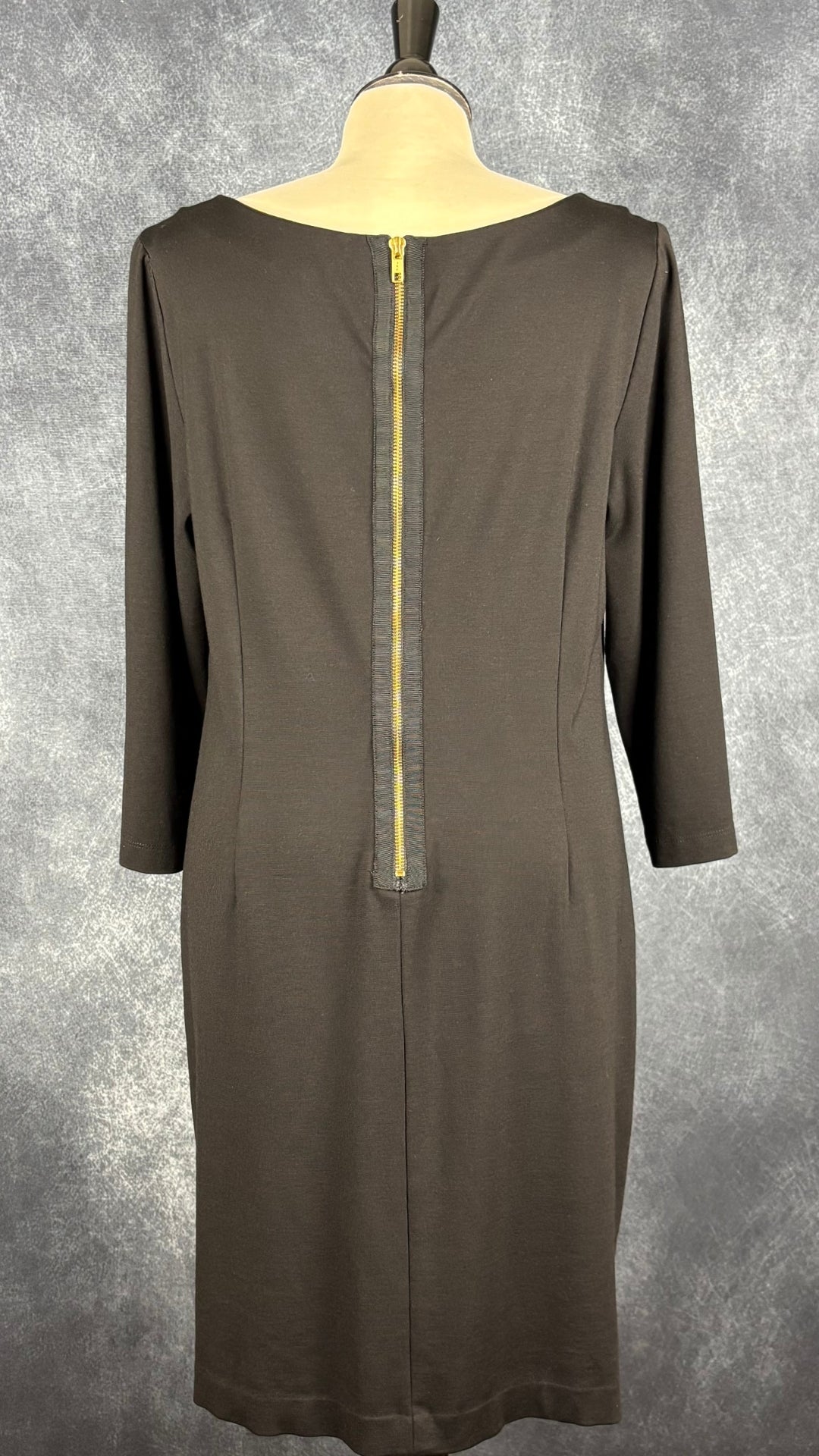 Robe noire classique à fermeture à glissière dorée au dos Banana Republic, taille 14. Vue de dos.