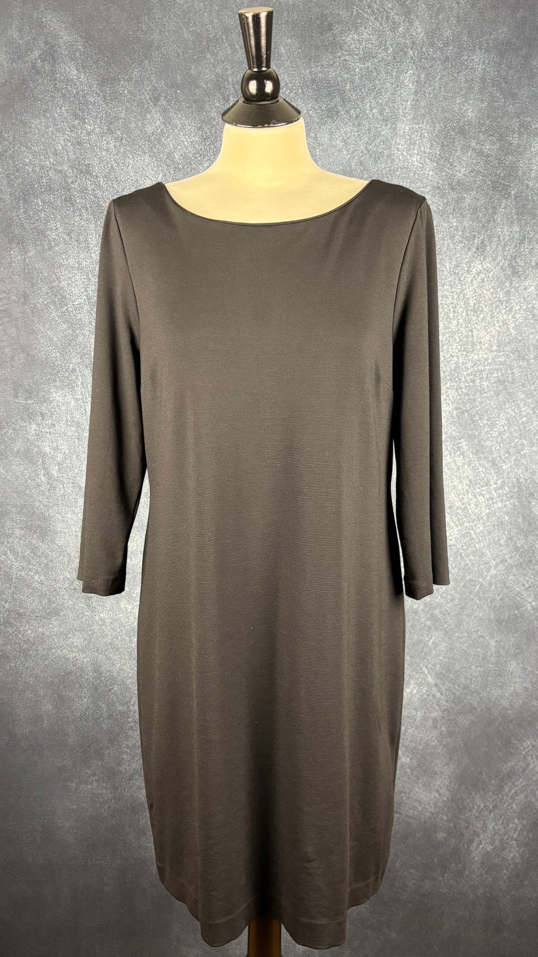 Robe noire classique à fermeture à glissière dorée au dos Banana Republic, taille 14. Vue de face.