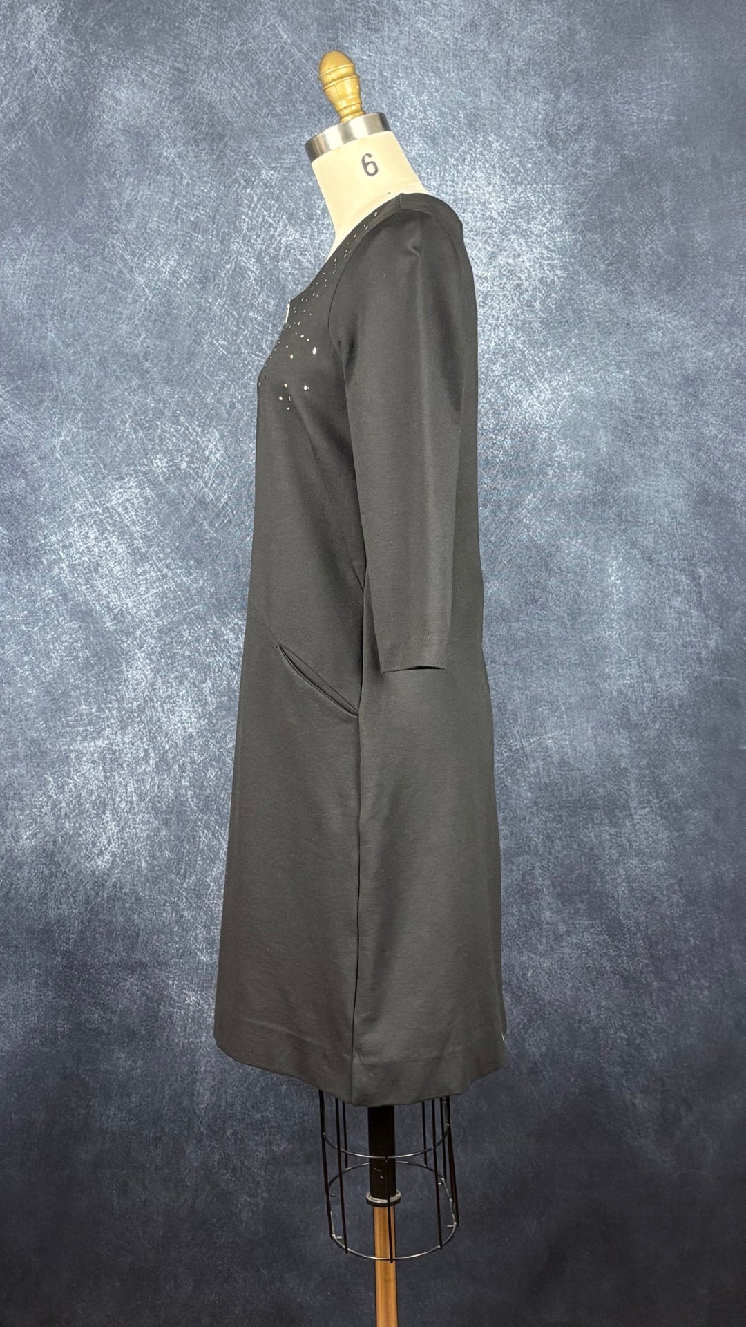 Robe noire confortable encolure cloutée Sandwich, taille small. Vue de côté.