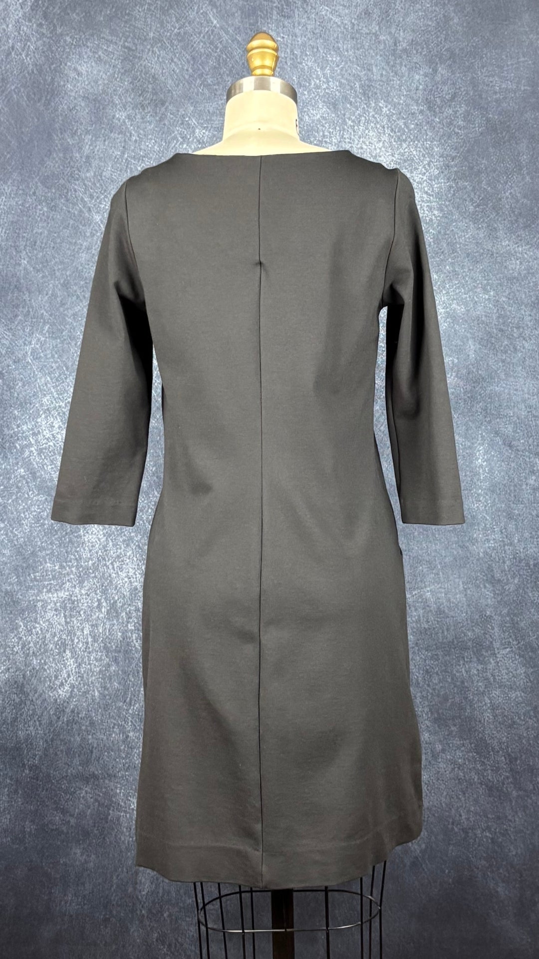 Robe noire confortable encolure cloutée Sandwich, taille small. Vue de dos.